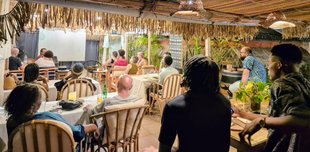 Une séance du ciné-club sous le toit de paille de la terrasse Iseda